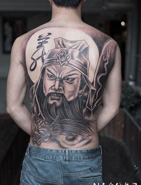 义字当头，满背关公头像纹身
