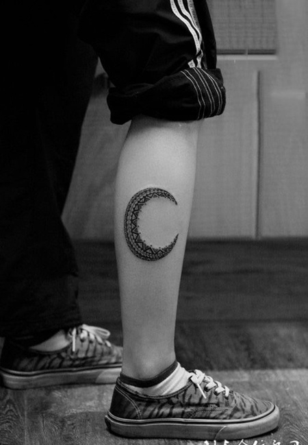 一弯新月，小腿月亮图腾纹身图案