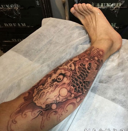 锦鲤化龙，腿部霸气纹身图案