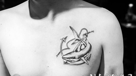 海洋杀手，胸口鲨鱼船锚纹身图案
