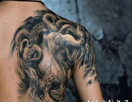 海中巨兽，背部八爪鱼写实纹身