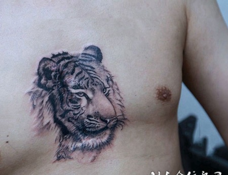 心有猛虎，胸部虎头霸气纹身