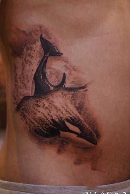 巨鲸入水，写实风格腰部鲸鱼纹身