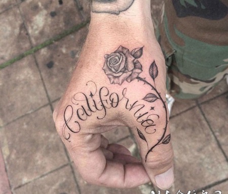 手有余香，手指玫瑰花英文纹身