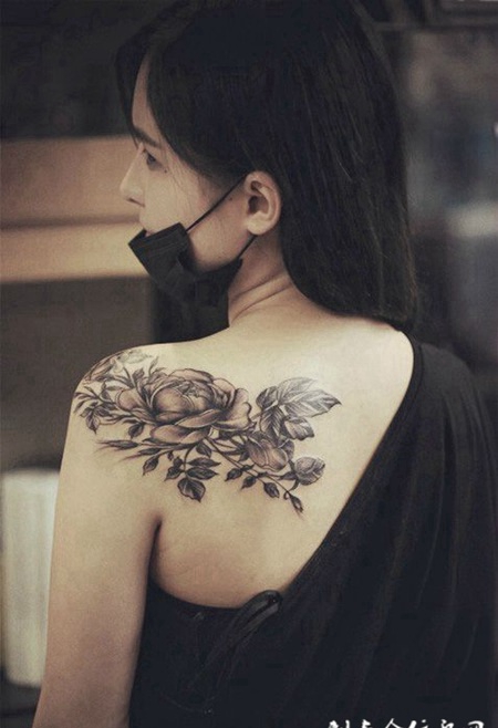 洁净素雅的披肩花蕊纹身