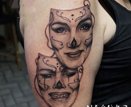 喜怒无常，手臂个性肖像面具纹身