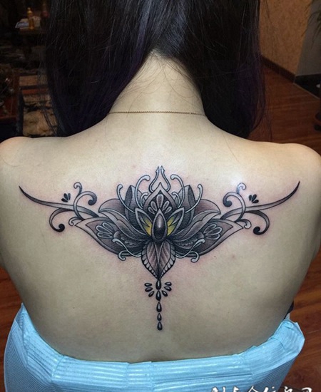 花开轮回，美女后背彼岸花个性纹身