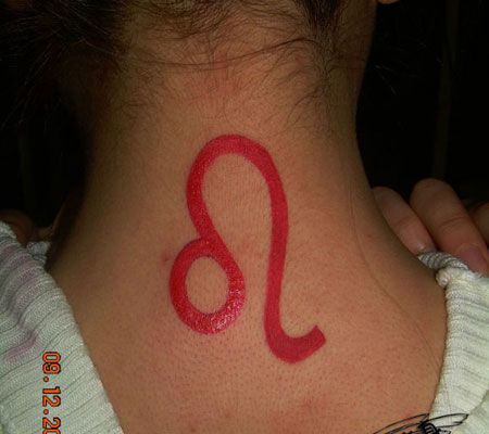 颈部红色狮子座纹身图案