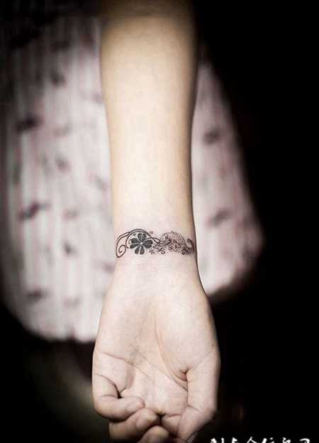 鲜花美人，手腕小清新鲜花手链纹身