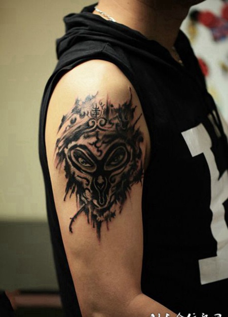 遁入佛门，手臂孙悟空京剧脸谱纹身