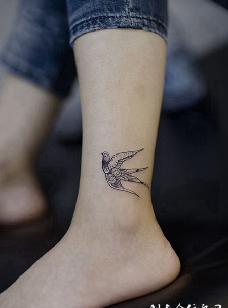 新燕归巢，脚踝燕子图腾纹身