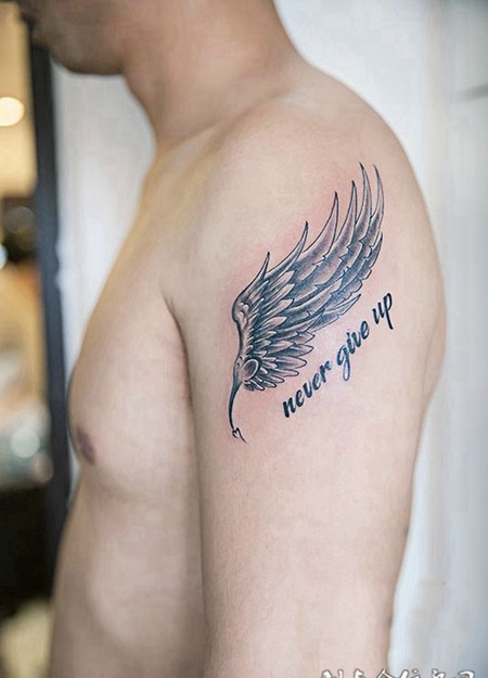 永不言弃，手臂翅膀英文个性纹身