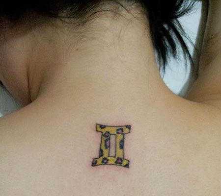 颈部可爱双子座纹身图案