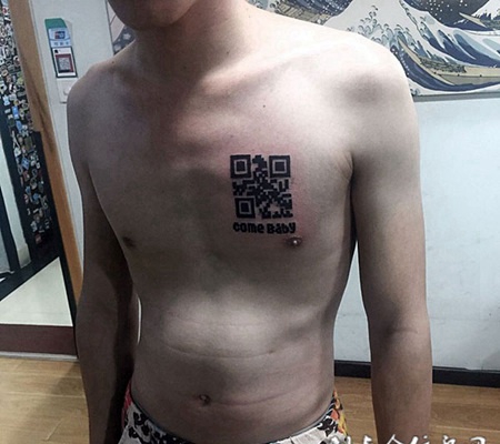 扫一扫有惊喜，胸口二维码图腾纹身