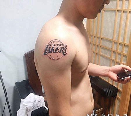 球迷的信仰，手臂湖人队标纹身