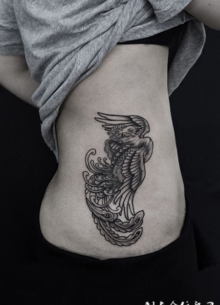 舞动九天的神鸟，侧腰凤凰纹身图案