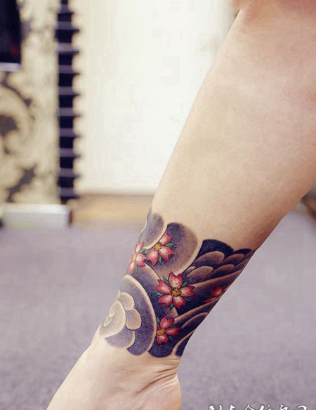 象征着爱情与希望的腿部樱花纹身