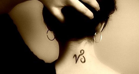 颈部摩羯座纹身