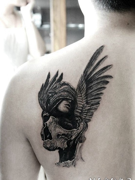 堕入凡尘的天使，后背天使个性纹身图案