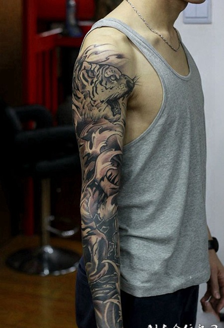 丛林中的王者，猛虎花臂霸气纹身