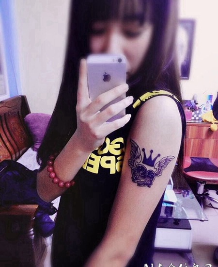 难以抑制想要飞翔的心，手臂心形纹身图案