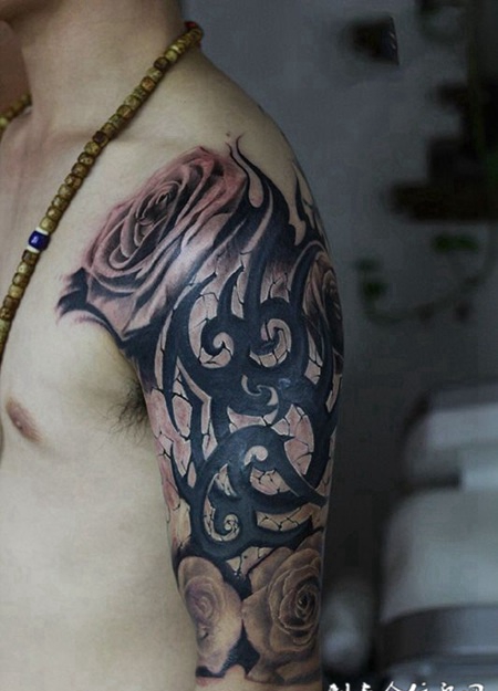 撕裂的美丽，手臂玫瑰裂纹纹身