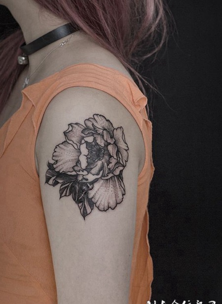 低头闻花香，手臂华丽牡丹纹身