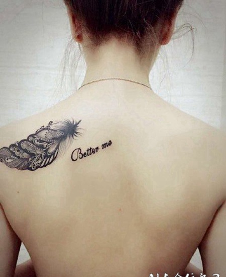 华丽的羽毛，女生披肩个性纹身