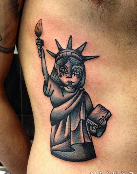 自由的向往，侧腰自由女神像卡通纹身