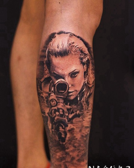 英姿飒爽的狙击手，小腿个性肖像纹身