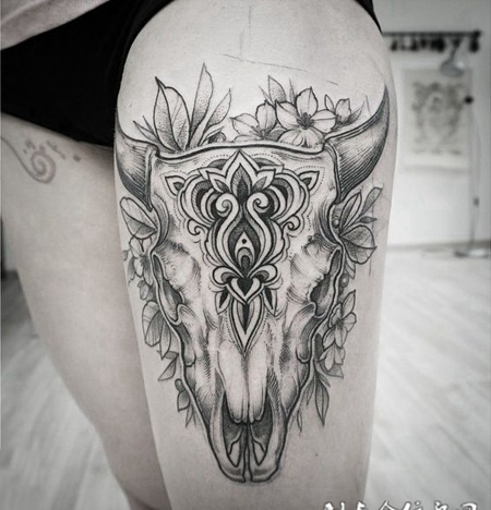 鲜花的葬礼，大腿牛骷髅鲜花纹身