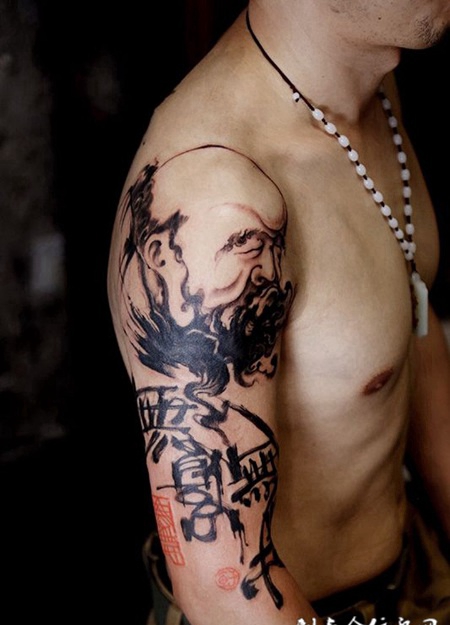 水墨风达摩肖像与汉字纹身