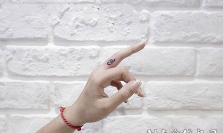 飞翔的方向，手指个性箭头图腾纹身