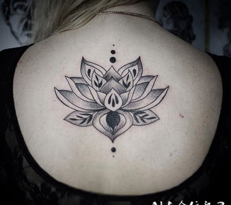 彼岸花开，后背彼岸花图腾纹身