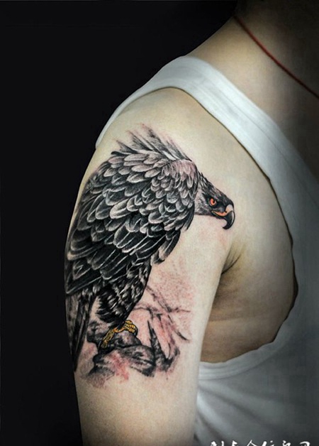 俯视天下，霸气手臂老鹰纹身