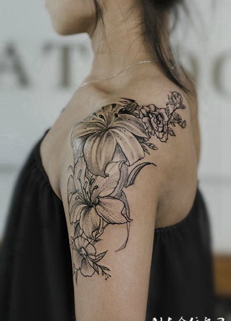 繁花的浪漫，女生披肩花蕊纹身图案