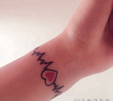 心脏的跳动，手腕心形心电图纹身