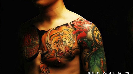 猛虎下山半甲纹身，突出一个霸气