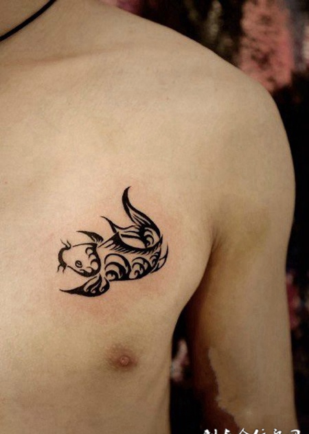 胸前的小悸动，鲤鱼个性图腾纹身