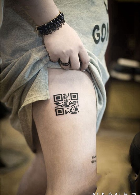快乐需要扫一扫，个性二维码大腿纹身