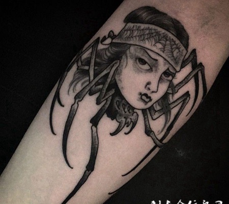 蜘蛛女郎，感受另类的美丽手臂纹身图案
