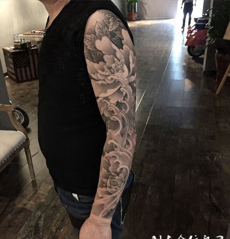 美丽典雅的牡丹花臂个性纹身图案