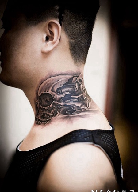 颈部大面积机械骷髅纹身，简直霸气