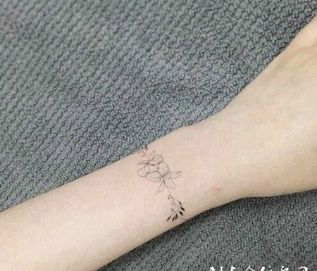 简单清新的鲜花手链纹身