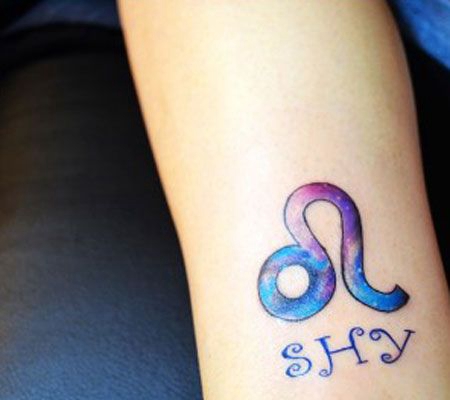 手臂彩色狮子座英文纹身图案