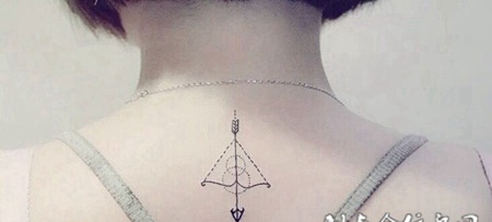 射入心灵的箭矢，女生弓箭图腾纹身