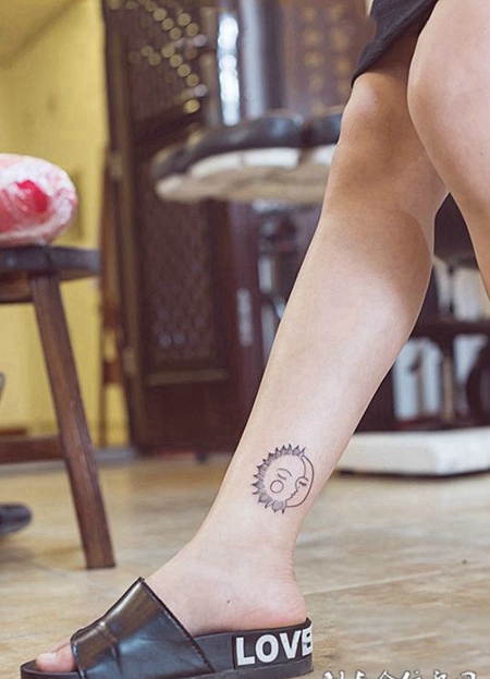 日月同辉的爱情见证，个性腿部图腾纹身