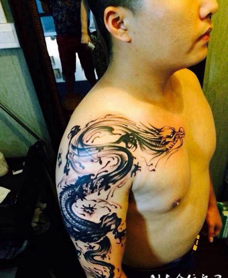 水墨游龙过肩纹身图案