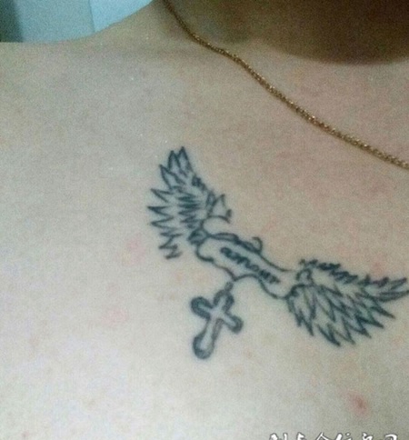 飞翔的十字架，胸前的守护小图腾