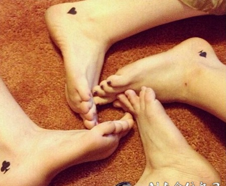 好闺蜜的见证，扑克花色脚踝纹身